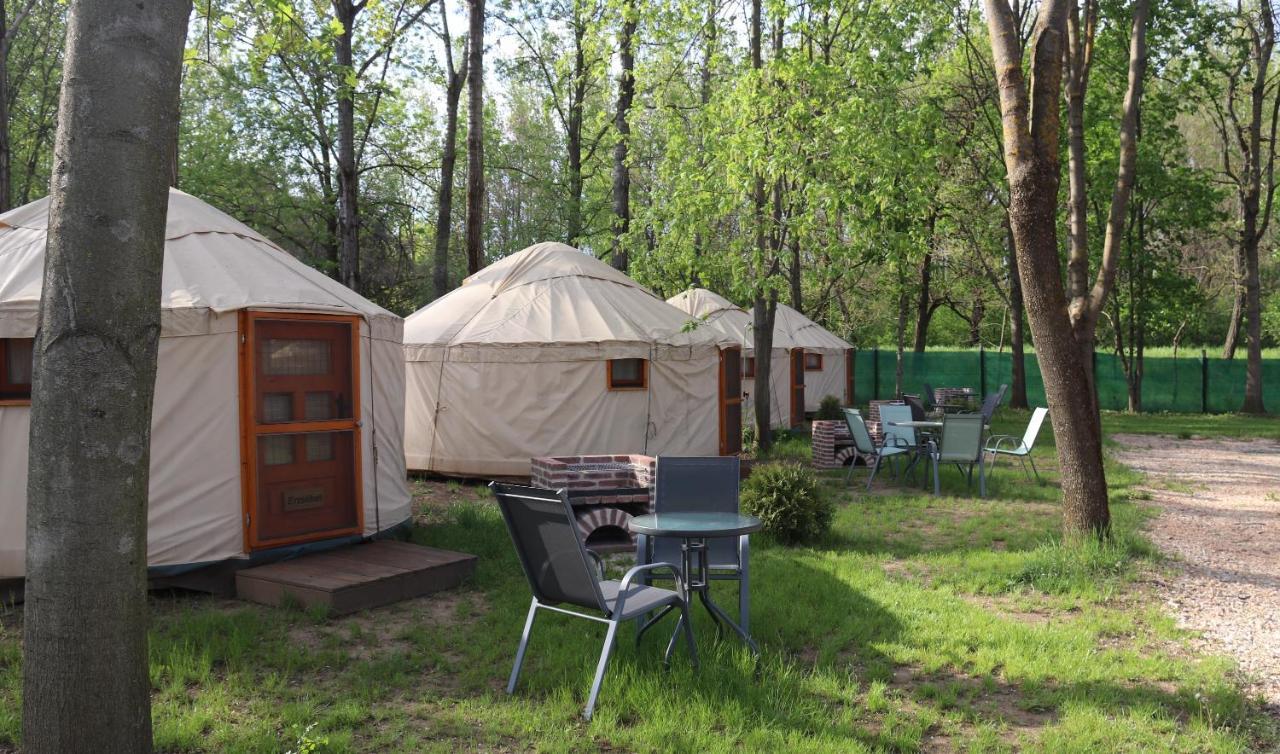Oeko Kemping Es Glamping Tiszadada Eksteriør billede